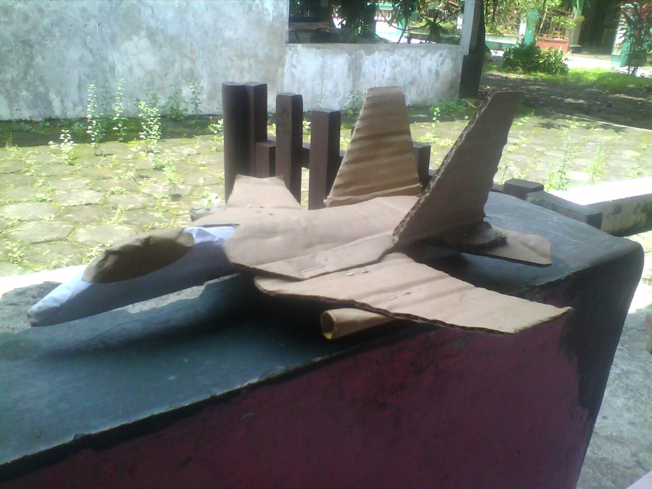 Su Flanker dan Zero Fighter dari kardus bekas.